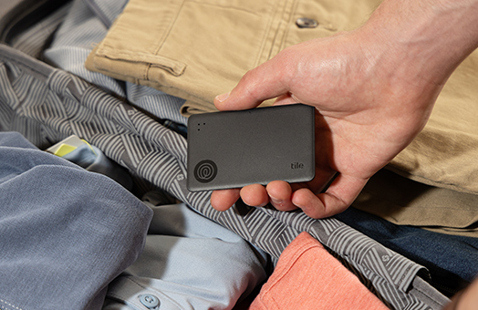 紛失防止タグ、スマートトラッカー、スマートタグ「Tile」Slim（薄型のモデル）と洋服や作業服